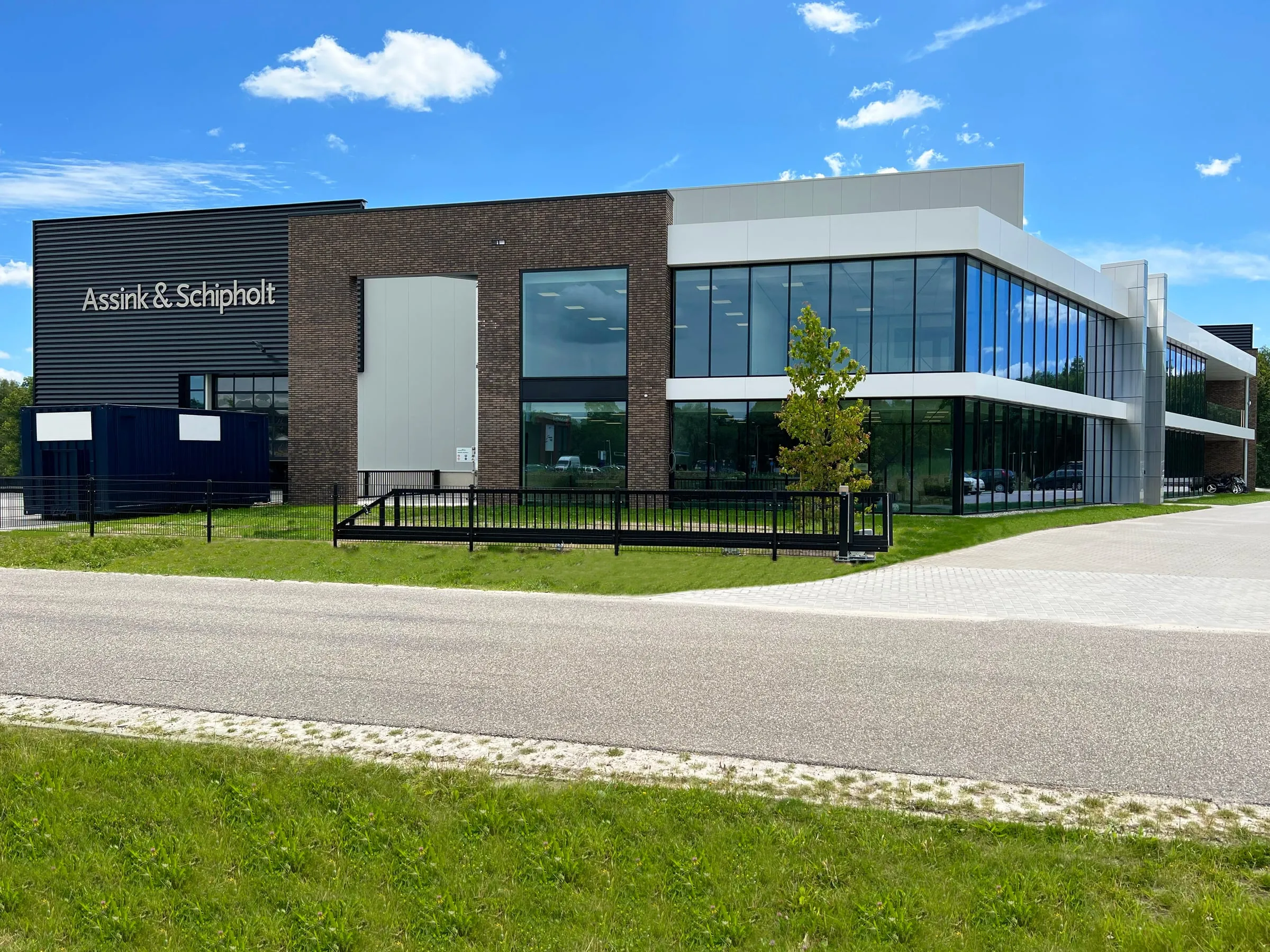 Het bedrijfspand van Assink & Schipholt aan de Oosterveldsingel in Hengelo