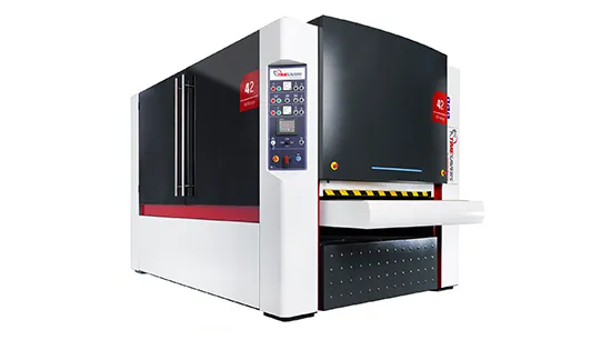 Timesavers ontbraammachine met plaat op transportband