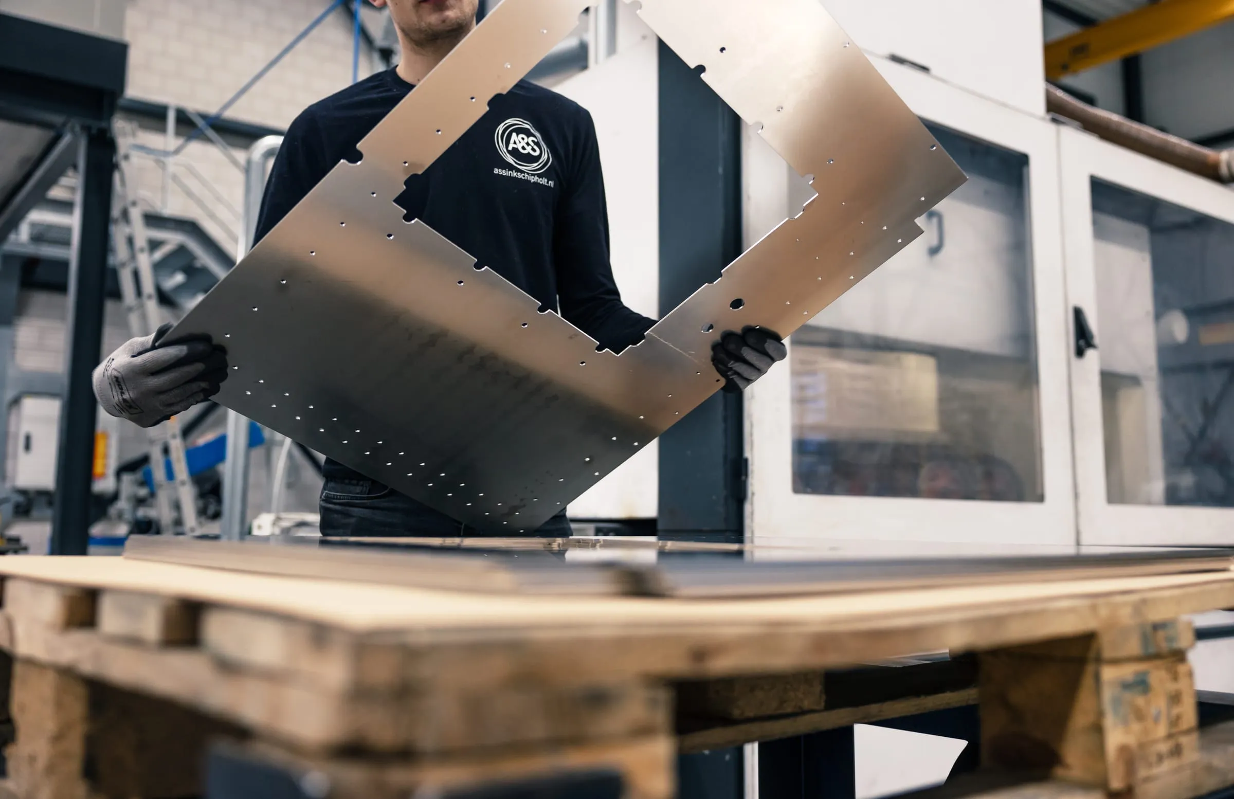 Breedbeeld productievloer met plaatwerk in bewerking
