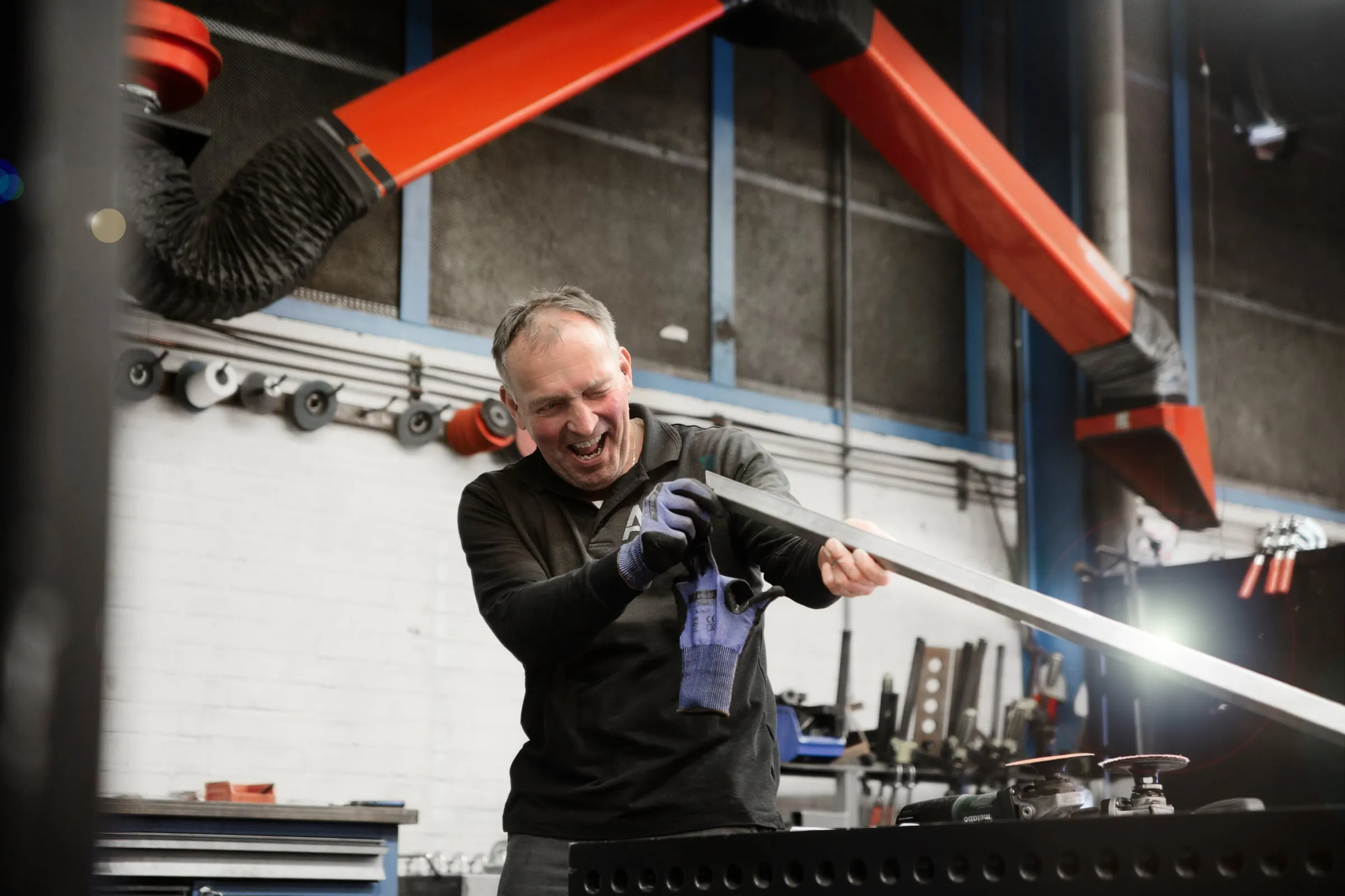 Vakman van Assink & Schipholt met een stalen profiel