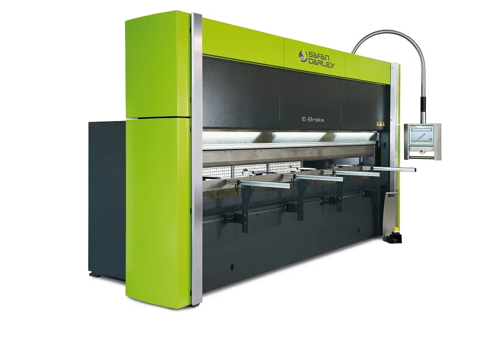 Safan Darley E-Brake kantpers zet een plaat