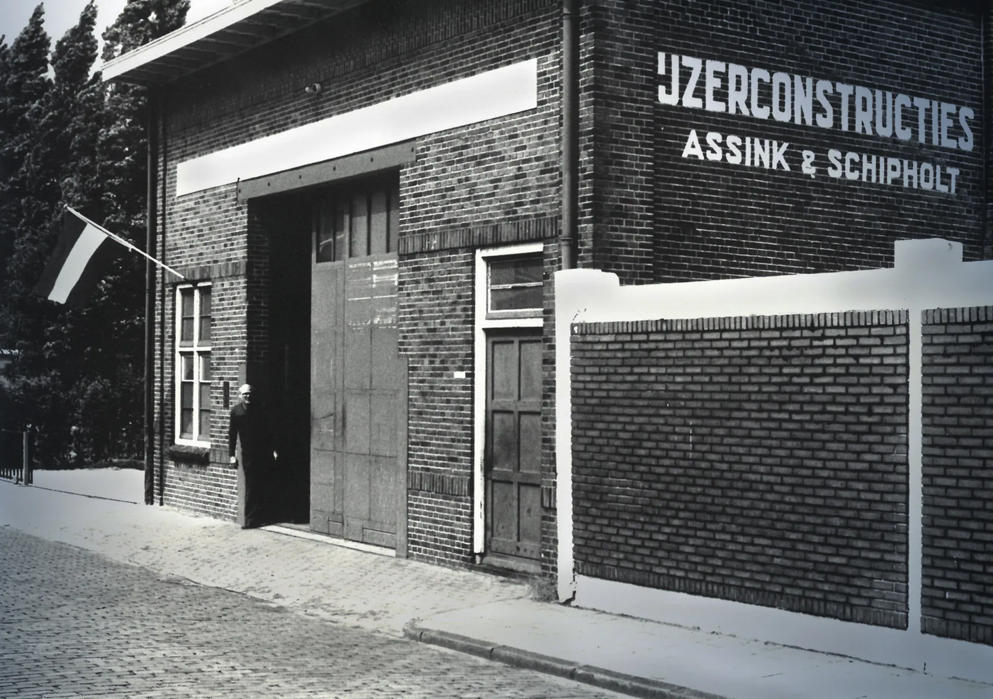 Gevel met het opschrift 'IJzerconstructies · Assink & Schipholt'